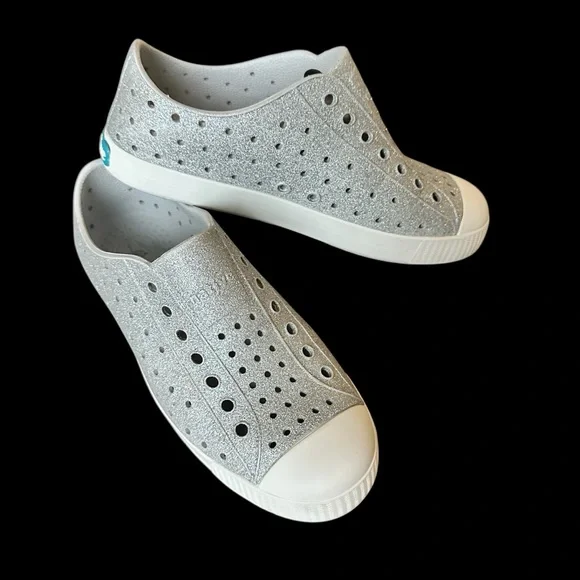 Native Kids Sneakers gray sparkly Jefferson style vented rubber size J2 - Picture 4 of 10